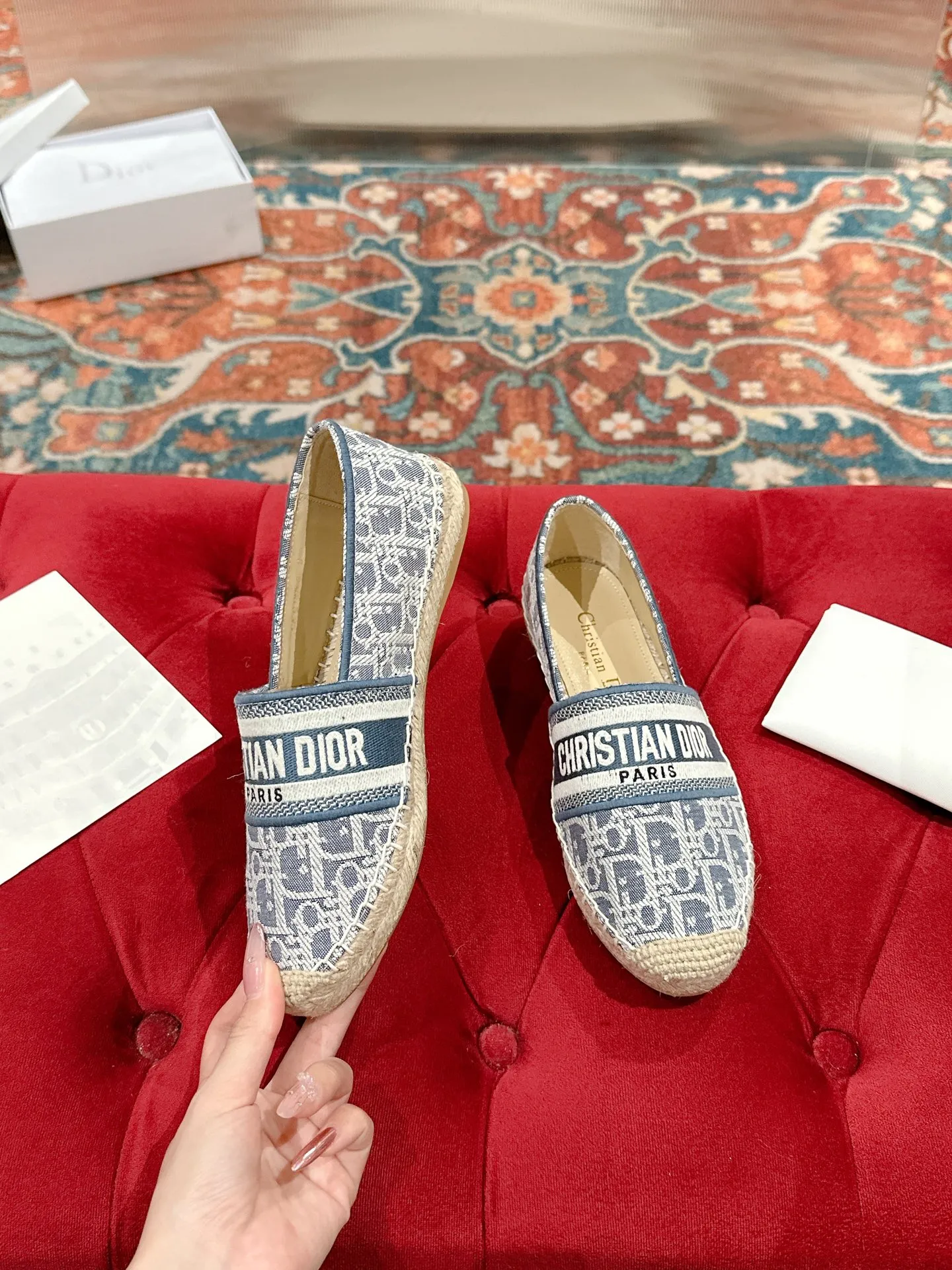 👟👟Ex-factory price 440👟👟 Dior DIOR's new popular early spring fisherman shoes 🆕 Simple, elegant and fashionable, timeless and timeless, it is a classic that will never fade away in the fashion circle, retro fisherman shoes. Original hand-woven surface, electric embroidery technology! Specific cloth surface and rubber outsole. Code number: 35-39 (40.41 customized, non-refundable)